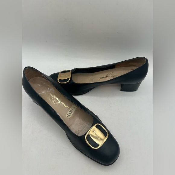 Vintage Salvatore Ferragamo Kitten Block Heel Black Leather Gold Accent Size 8.5 - Picture 9 of 14